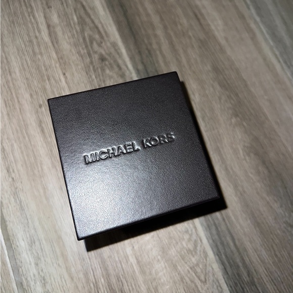 Elegant White Women's Watch - Picture 4 of 5